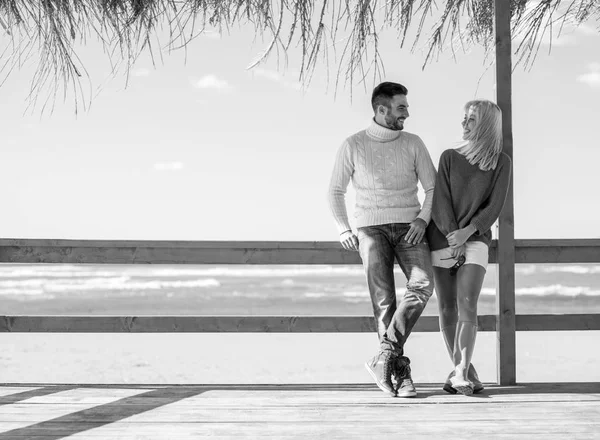 Feliz Casal Enyojing Tempo Juntos Praia Durante Dia Outono — Fotografia de Stock