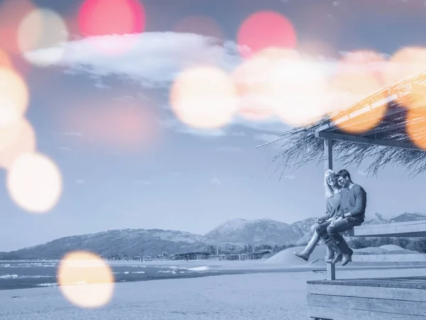 Couple Boire Bière Ensemble Dans Bar Plage Vide Pendant Automne — Photo