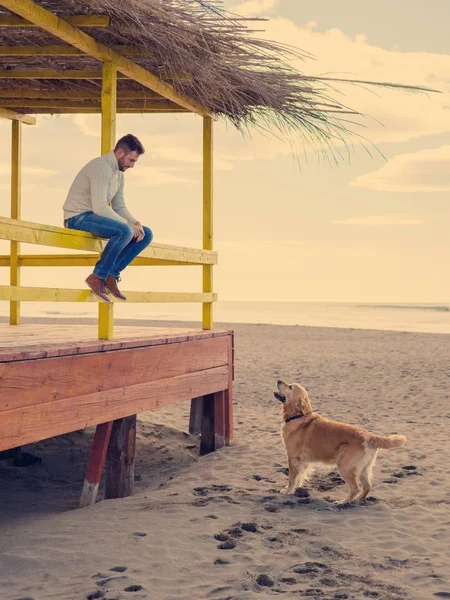 Joven Playa Tipo Disfrutando Del Cálido Día Otoño Retrato Del —  Fotos de Stock