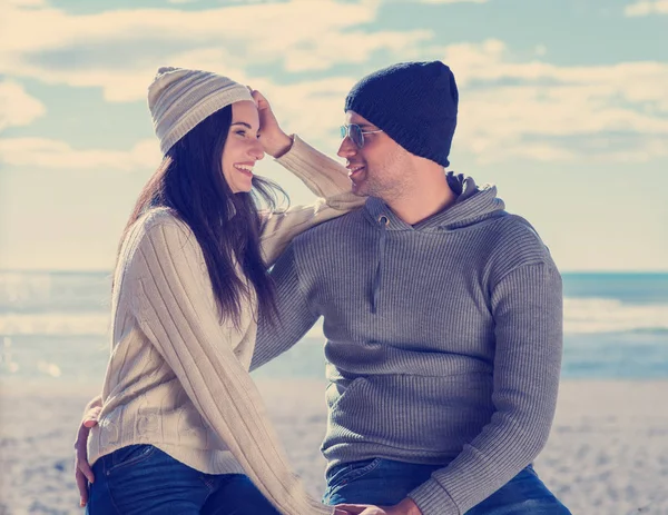 Happy Couple Enyojing Temps Ensemble Sur Plage Pendant Journée Automne — Photo