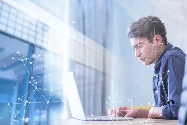 Joven Emprendedor Freelancer Trabajando Con Laptop Espacio Working — Foto de Stock