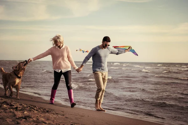 Casal Jovem Divertindo Brincando Com Cachorro Pipa Praia Dia Outono — Fotografia de Stock