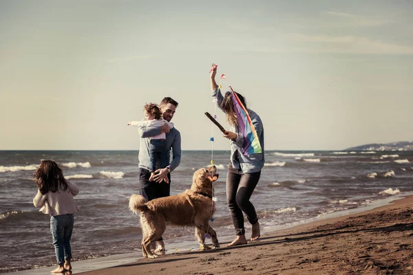 Szczęśliwa Młoda Rodzina Dziećmi Bawiąc Się Psem Latawcem Plaży Podczas — Zdjęcie stockowe