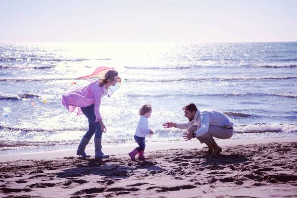 Familia Joven Con Niños Descansando Divirtiéndose Con Una Cometa Playa — Foto de Stock