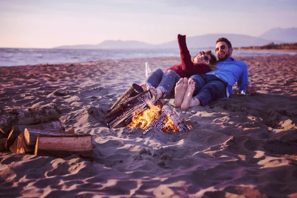 Genç Bir Çift Ateşin Yanında Dinleniyor Sonbahar Günü Sahilde Bira — Stok fotoğraf