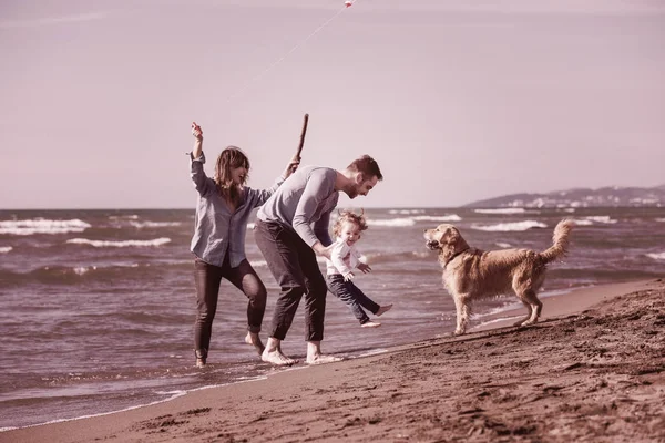 Mutlu Çocuklu Bir Aile Sonbahar Günü Filtresi Boyunca Sahilde Köpek — Stok fotoğraf