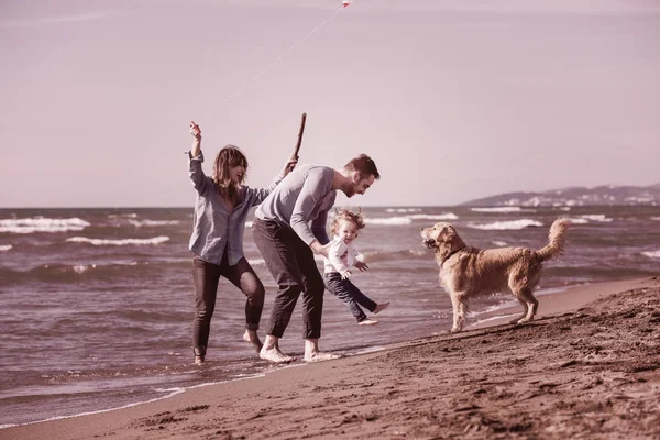 Heureux Jeune Famille Avec Des Enfants Amuser Avec Chien Cerf — Photo