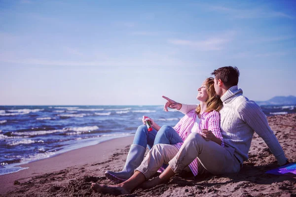 Pareja Joven Divirtiéndose Haciendo Burbujas Jabón Playa Filtro Día Otoño — Foto de Stock