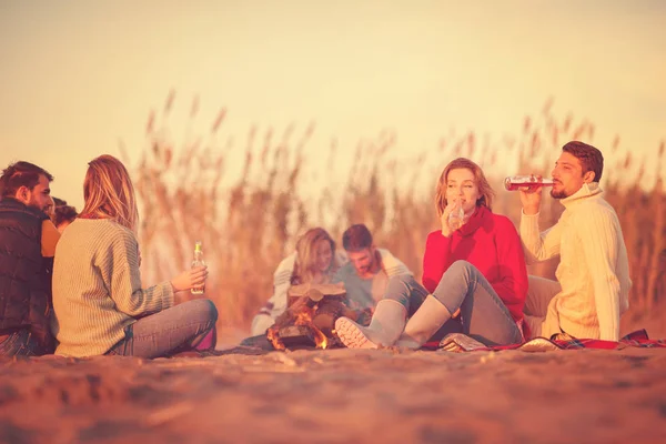 Pareja Joven Disfrutando Con Amigos Alrededor Campfire Playa Atardecer Bebiendo —  Fotos de Stock