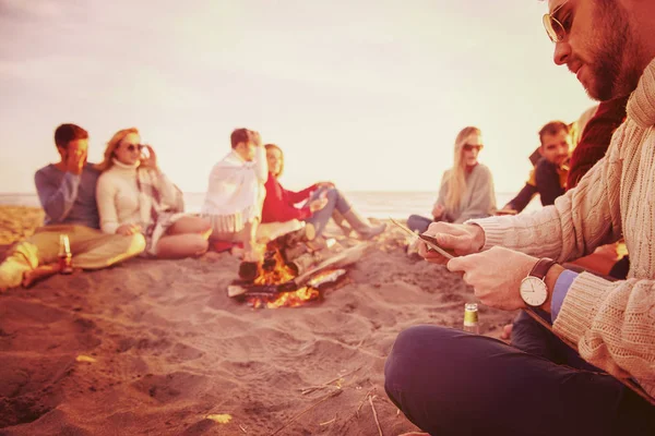 快乐无忧无虑的年轻朋友们 当太阳开始落山时 他们在海滩边享受着欢乐和啤酒的乐趣 — 图库照片