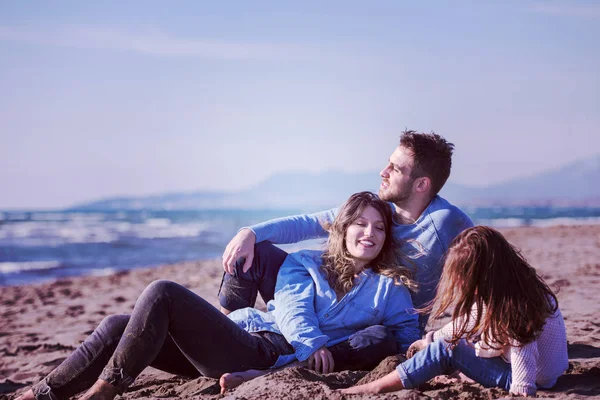 Familia Con Niños Descansando Divirtiéndose Playa Durante Día Otoño Filtro —  Fotos de Stock