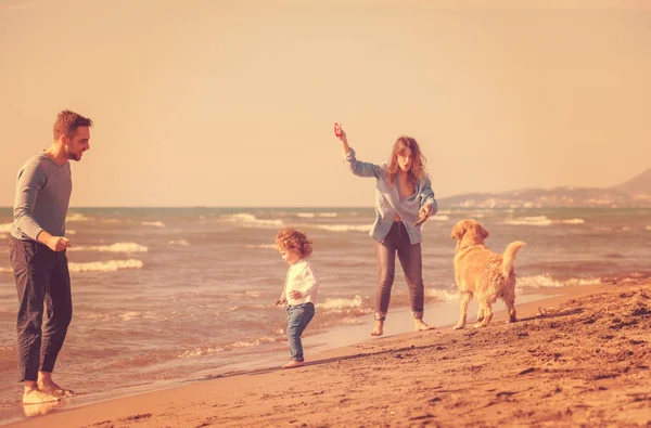 Familia Joven Feliz Con Niños Divirtiéndose Con Perro Cometa Playa —  Fotos de Stock