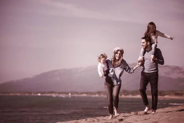 Familia Con Niños Descansando Divirtiéndose Playa Durante Día Otoño Filtro —  Fotos de Stock