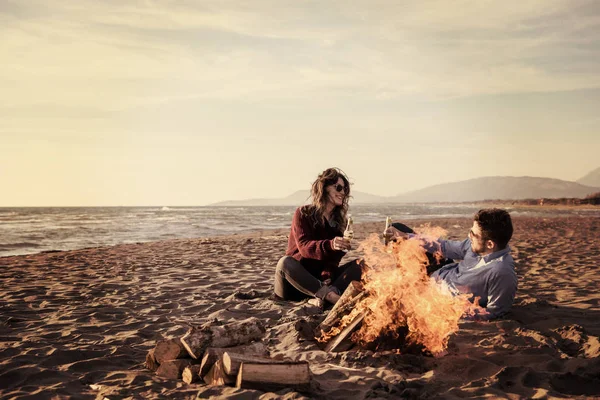 Young Couple Relaxing Fire Drinking Beer Drink Bottle Beach Autumn — Stock Photo, Image