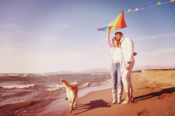 Jong Paar Plezier Spelen Met Een Hond Kite Het Strand — Stockfoto