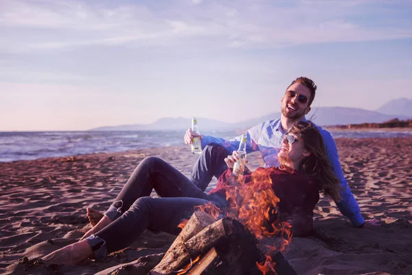 Young Couple Relaxing Fire Drinking Beer Drink Bottle Beach Autumn — Stock Photo, Image