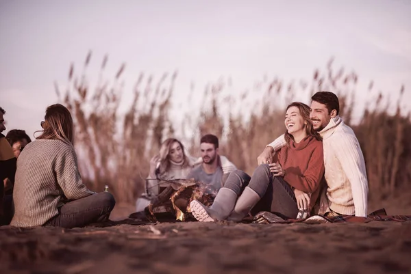 Casal Jovem Curtindo Com Amigos Redor Fogueira Praia Pôr Sol — Fotografia de Stock