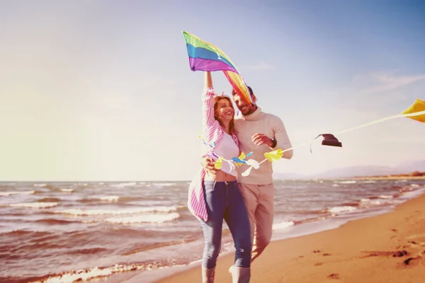 Junges Paar Hat Spaß Und Spielt Herbsttag Mit Drachen Strand — Stockfoto