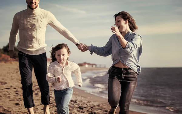 Famiglia Con Bambini Che Riposano Divertono Spiaggia Durante Filtro Della — Foto Stock