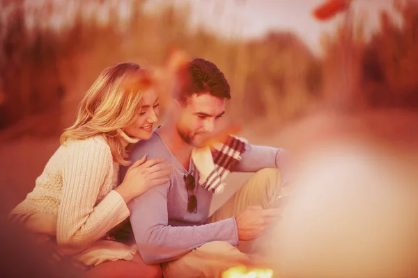 Groep Jonge Vrienden Zit Bij Het Vuur Het Herfststrand Grillen — Stockfoto