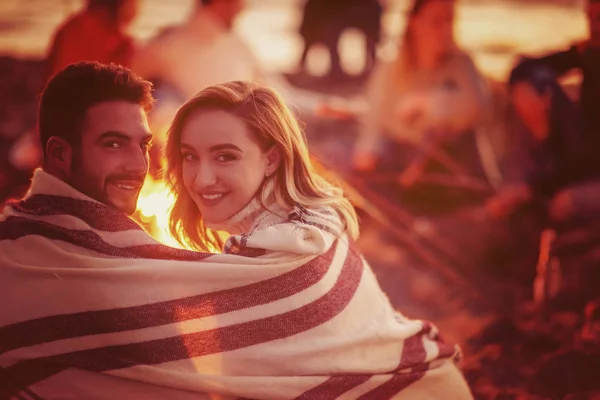 Pareja Joven Disfrutando Con Amigos Alrededor Campfire Playa Atardecer Bebiendo —  Fotos de Stock