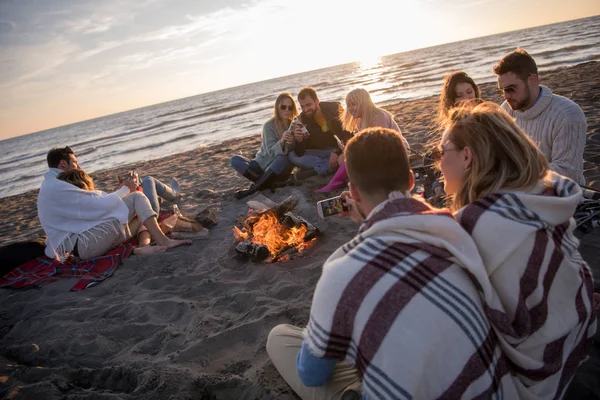 Felice Spensierati Giovani Amici Divertirsi Bere Birra Falò Sulla Spiaggia — Foto Stock