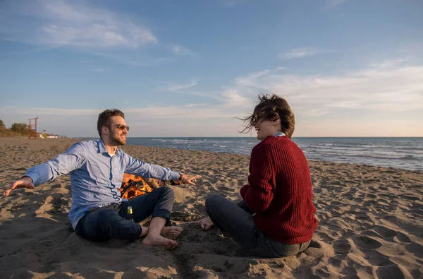 Mladý Pár Relaxující Ohně Pití Piva Nebo Pití Láhve Pláži — Stock fotografie