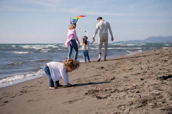 Młoda Rodzina Dziećmi Odpoczynku Zabawy Latawcem Plaży Jesienny Dzień — Zdjęcie stockowe