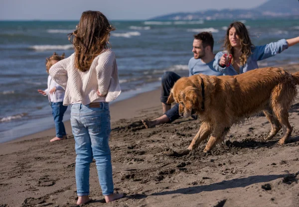 Família Jovem Feliz Com Crianças Divertindo Com Cão Pipa Praia — Fotografia de Stock