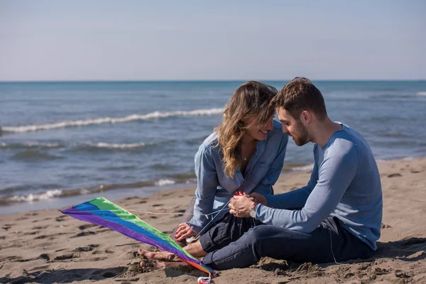 Mladý Pár Baví Hrát Drakem Pláži Podzim — Stock fotografie