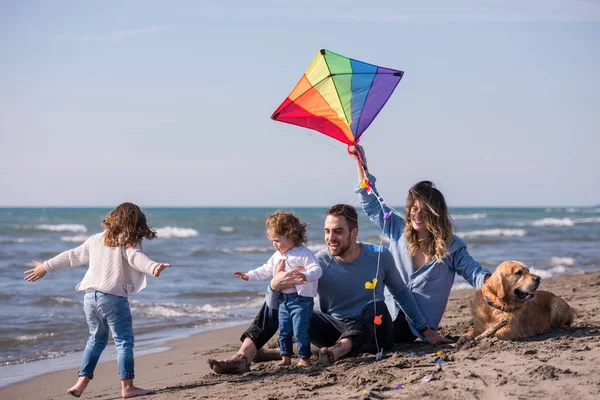 Família Jovem Feliz Com Crianças Divertindo Com Cão Pipa Praia — Fotografia de Stock