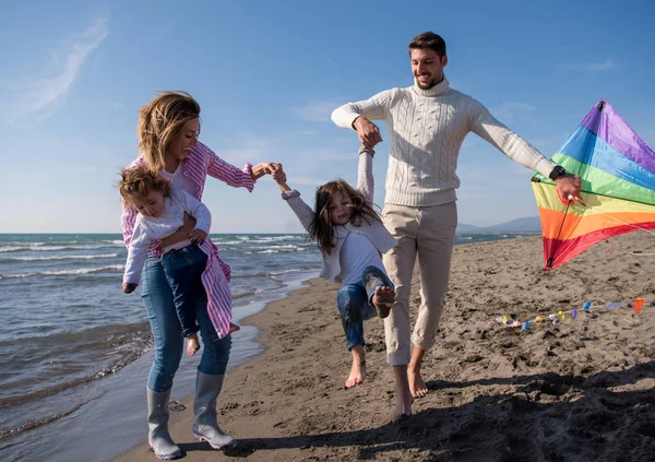Молодая Семья Детьми Отдыхает Веселится Воздушным Змеем Пляже Осенний День — стоковое фото