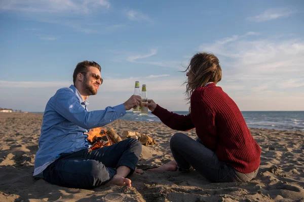 Young Couple Relaxing Fire Drinking Beer Drink Bottle Beach Autumn — Stock Photo, Image