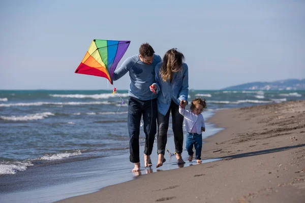 Genç Bir Aile Çocukları Dinleniyor Sonbahar Günü Kumsalda Uçurtmayla Eğleniyorlar — Stok fotoğraf