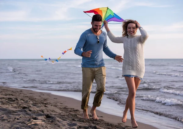 Tineri Cuplu Având Distracție Joc Zmeu Plajă Ziua Toamnă — Fotografie, imagine de stoc