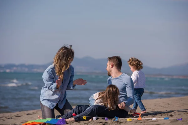 Молода Сім Дітьми Відпочиває Розважається Змієм Пляжі Осінній День — стокове фото