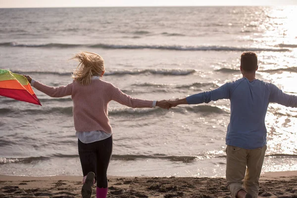 Young Couple Having Fun Playing Kite Beach Autumn Day — Stock Photo, Image