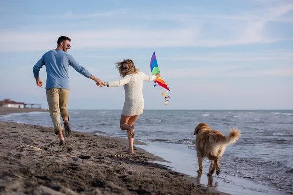 Junges Paar Spielt Herbsttag Mit Hund Und Drachen Strand — Stockfoto