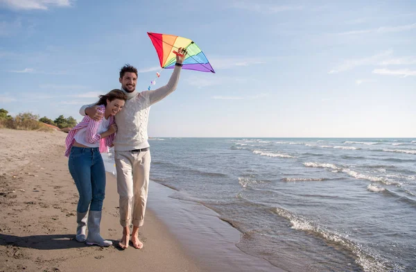 Молода Пара Розважається Грає Повітрям Пляжі Осінній День — стокове фото