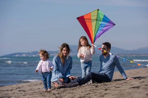 Jovem Família Com Crianças Descansando Divertindo Com Papagaio Praia Durante — Fotografia de Stock