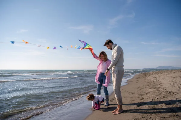 Genç Bir Aile Çocukları Dinleniyor Sonbahar Günü Kumsalda Uçurtmayla Eğleniyorlar — Stok fotoğraf