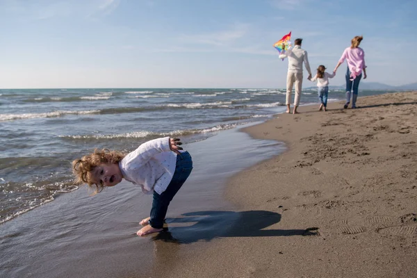 Mladá Rodina Dětmi Odpočívá Baví Drakem Pláži Během Podzimního Dne — Stock fotografie