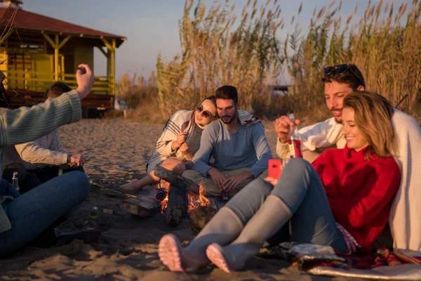 Casal Jovem Curtindo Com Amigos Redor Fogueira Praia Pôr Sol — Fotografia de Stock