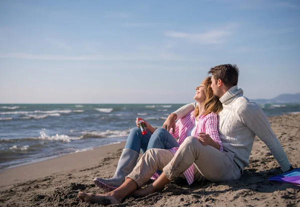 Unga Par Som Har Roligt Och Gör Såpbubblor Stranden Höstdagen — Stockfoto