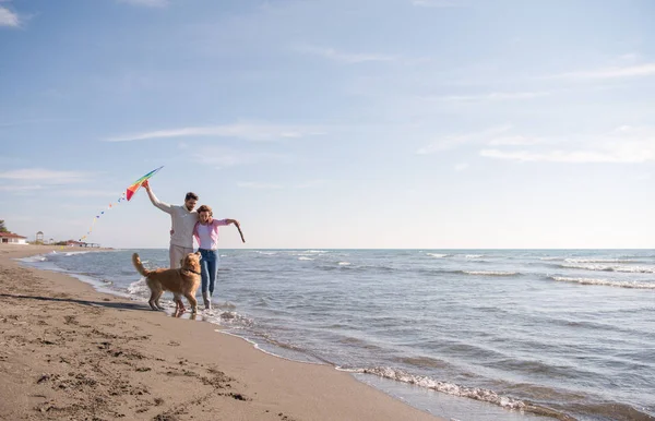 Pareja Joven Divirtiéndose Jugando Con Perro Cometa Playa Día Otoño — Foto de Stock