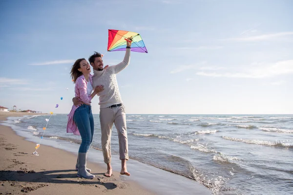 Pareja Joven Divirtiéndose Jugando Con Cometa Playa Día Otoño —  Fotos de Stock