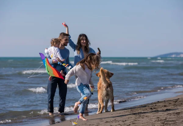 Felice Giovane Famiglia Con Bambini Divertirsi Con Cane Aquilone Spiaggia — Foto Stock