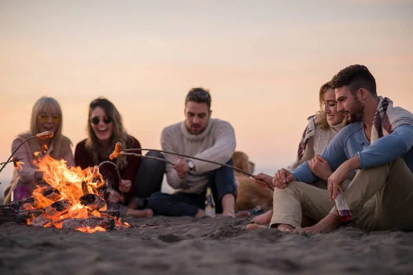 Група Молодих Друзів Які Сидять Біля Багаття Осінньому Пляжі Смажать — стокове фото
