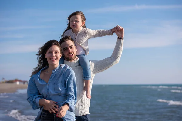 Familia Con Niños Descansando Divirtiéndose Playa Durante Día Otoño — Foto de Stock