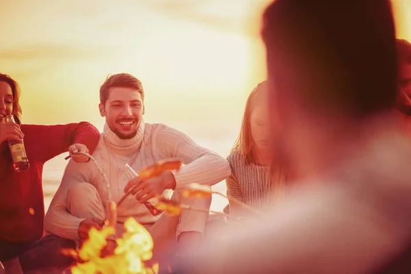 Grupp Unga Vänner Som Sitter Vid Brasan Höststranden Grillar Korv — Stockfoto